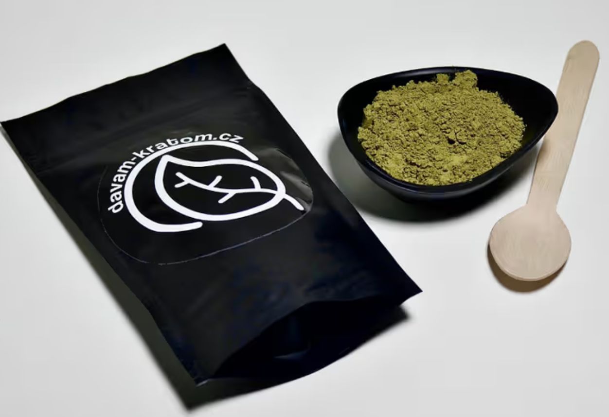Co se skrývá uvnitř kratomového listu?